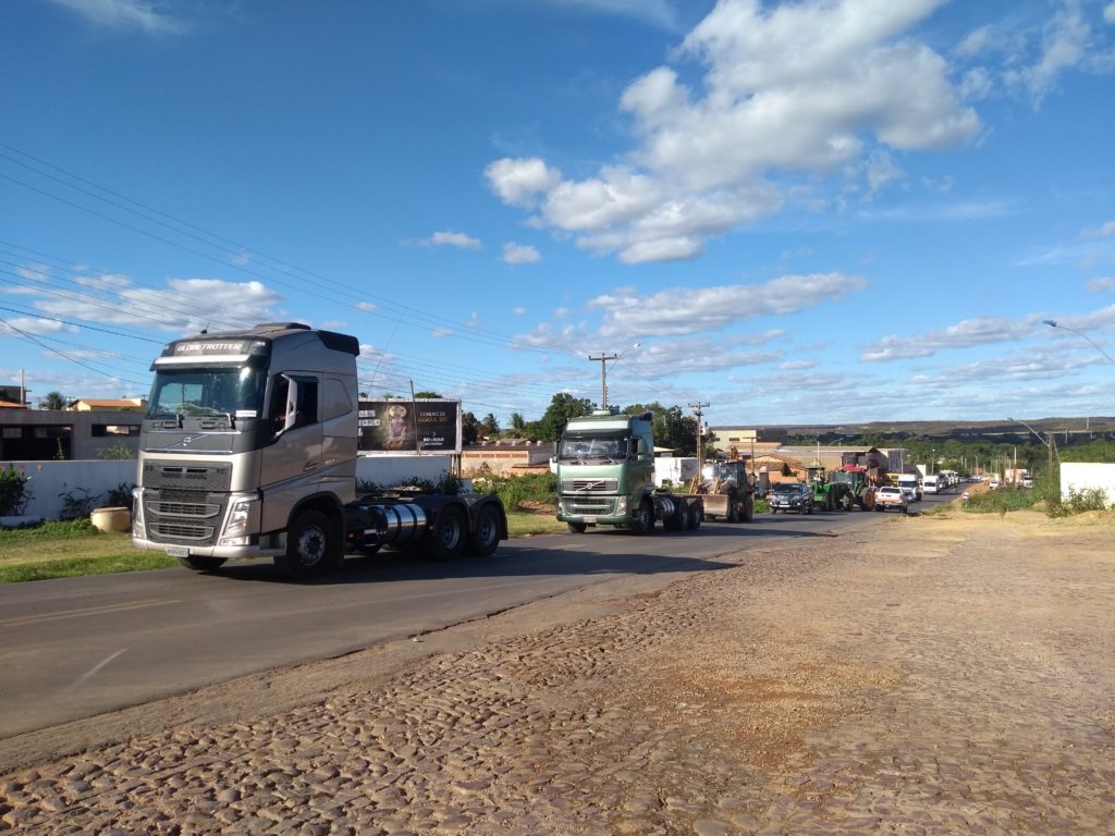 Caminhoneiros e produtores rurais de Bom Jesus protestam pelas ruas da cidade