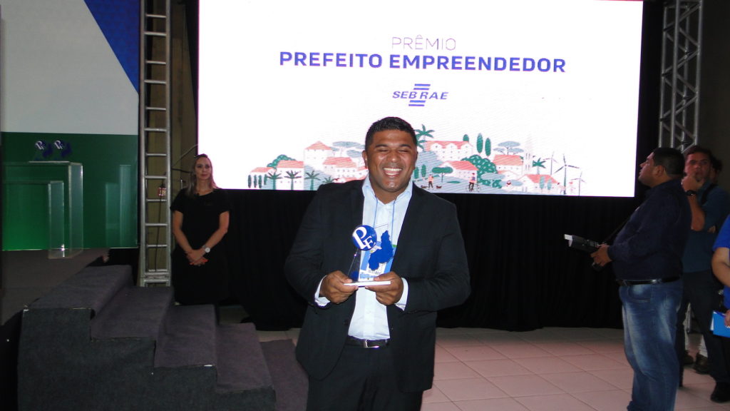 Prefeito de Cristino Castro ganha Prêmio Prefeito Empreendedor