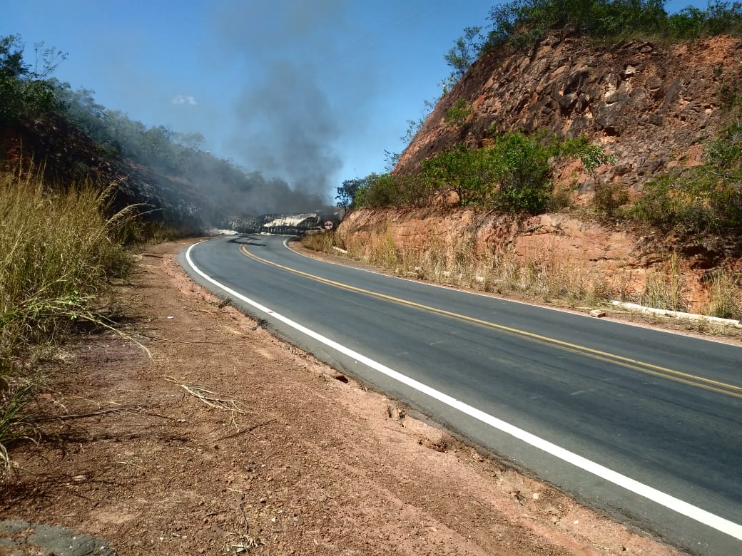 Acidente com duas carretas e veículo interdita BR 135 em São Gonçalo do Gurguéia