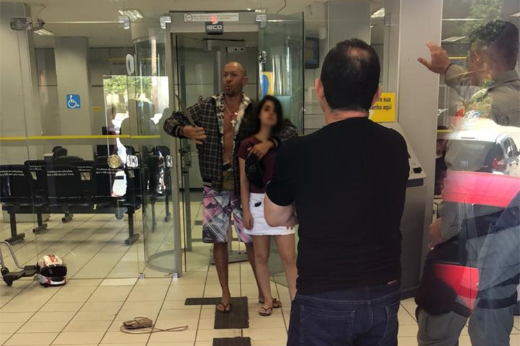 Homem armado com faca faz refém no Banco do Brasil de Bom Jesus