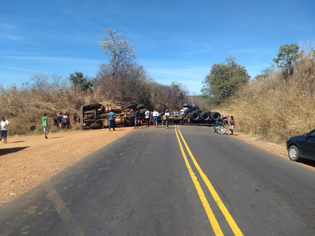 Carreta tomba e interdita BR-135 em Cristalândia do Piauí