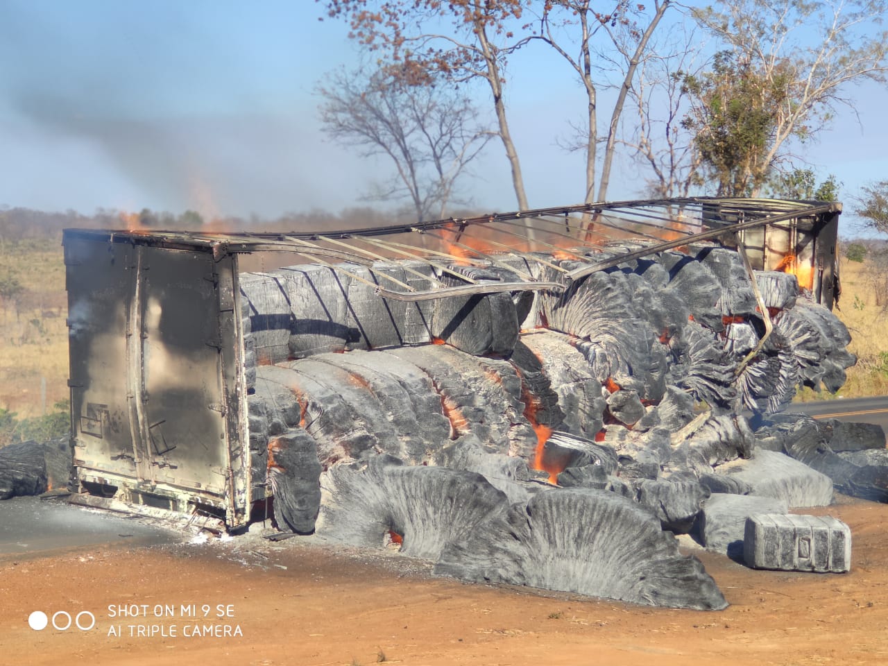 Carreta com algodão pega fogo na BR-135, próximo a Cristalãndia