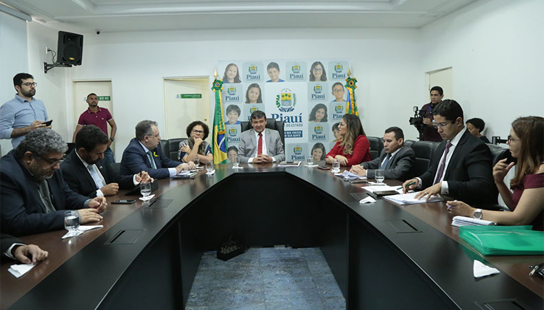 W. Dias assina ordem de serviço para construção de Ceir em Bom Jesus