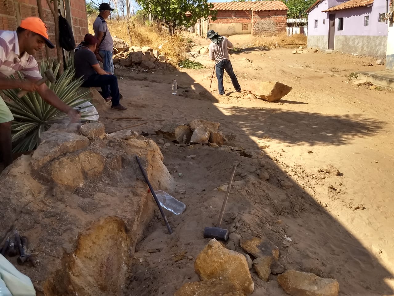 Prefeitura de Parnaguá retira pedras de rua e melhora o tráfego no bairro Xis