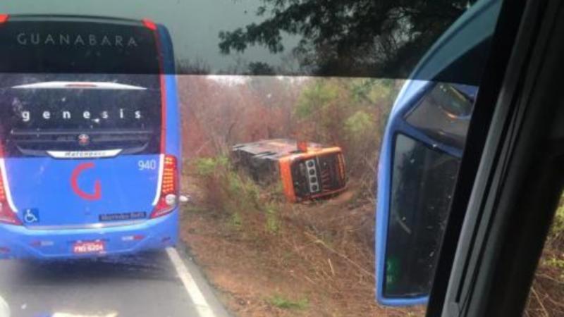 Ônibus tomba na BR 135 e deixa vítimas fatais