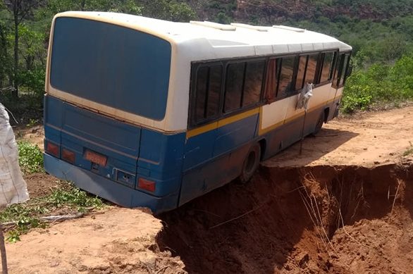 Na Transcerrado, motorista pula por janela do ônibus que quase tomba em cratera