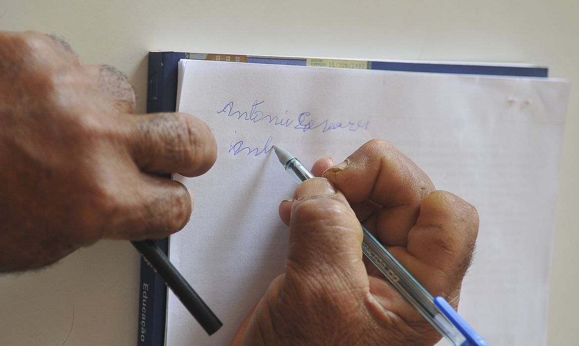 Municípios enfrentam o analfabetismo no Piauí. Estado possui a segunda maior taxa do país