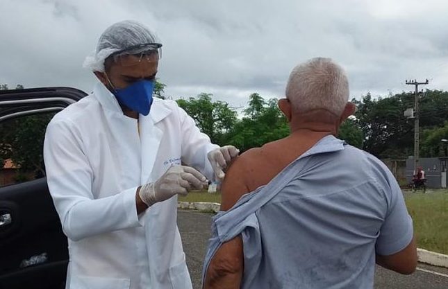 Saúde de Parnaguá vacina idosos contra a gripe