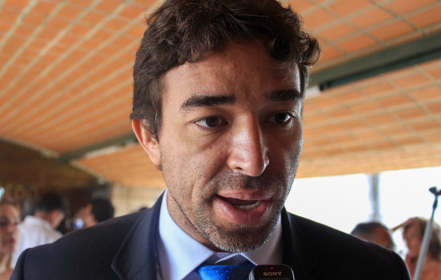 Deputado Marden Menezes questiona compra milionária sem licitação do governo do Piauí