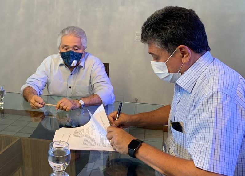 Marcos Elvas assina convênio de R$ 5 milhões, para asfaltar estrada da localidade Piripiri