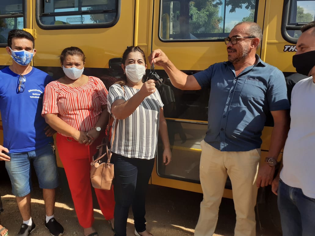 Parnaguá- Prefeito Alemão entrega micro-ônibus para a Educação municipal