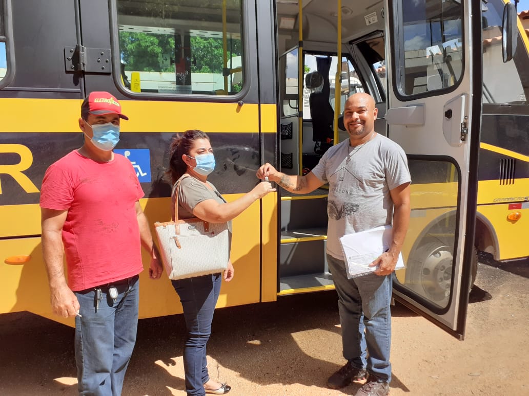 Prefeitura de Parnaguá adquire mais um micro-ônibus para a Educação