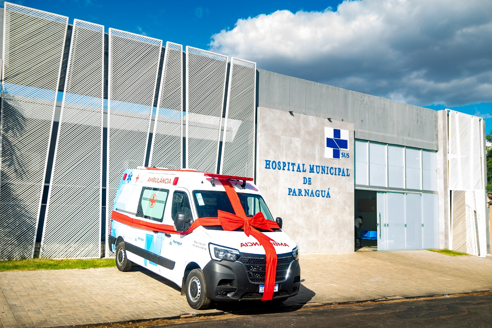 Alemão inaugura centro cirúrgico e entrega ambulância aos parnaguaenses