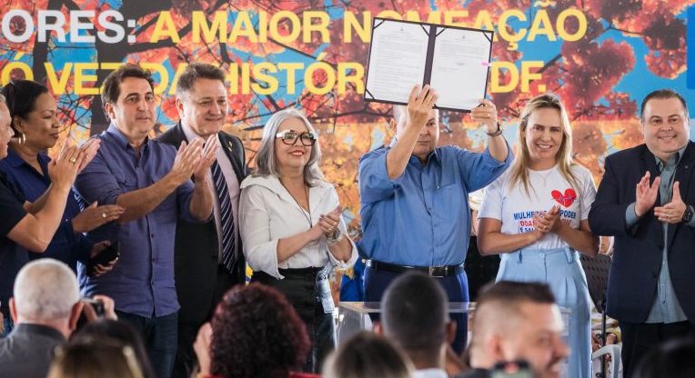 Ibaneis faz nomeação recorde de 3,4 mil para Educação do DF