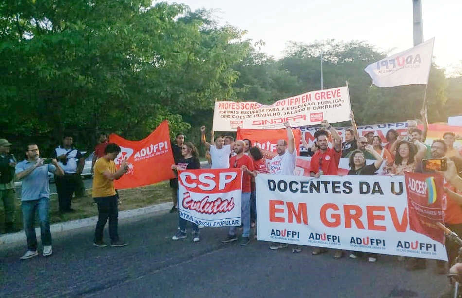 Professores da UFPI decidem continuar em greve