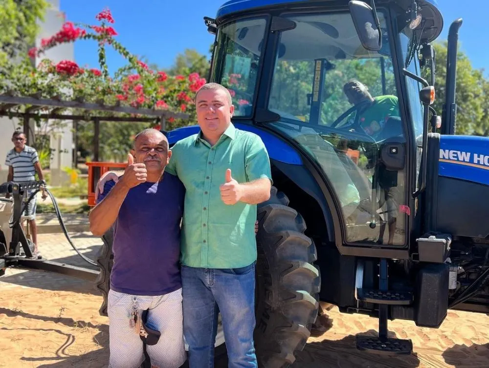 Nestor Elvas entrega trator e implementos agrícolas no povoado Eugenópolis 