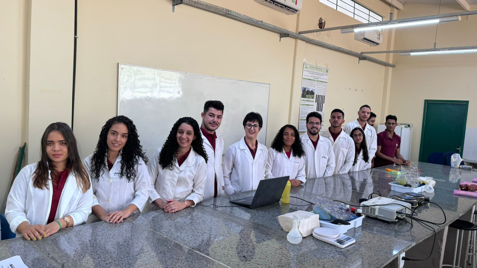 Moradores da localidade Corrente dos Matões participam de oficina de produção de sabonete com o óleo do buriti 