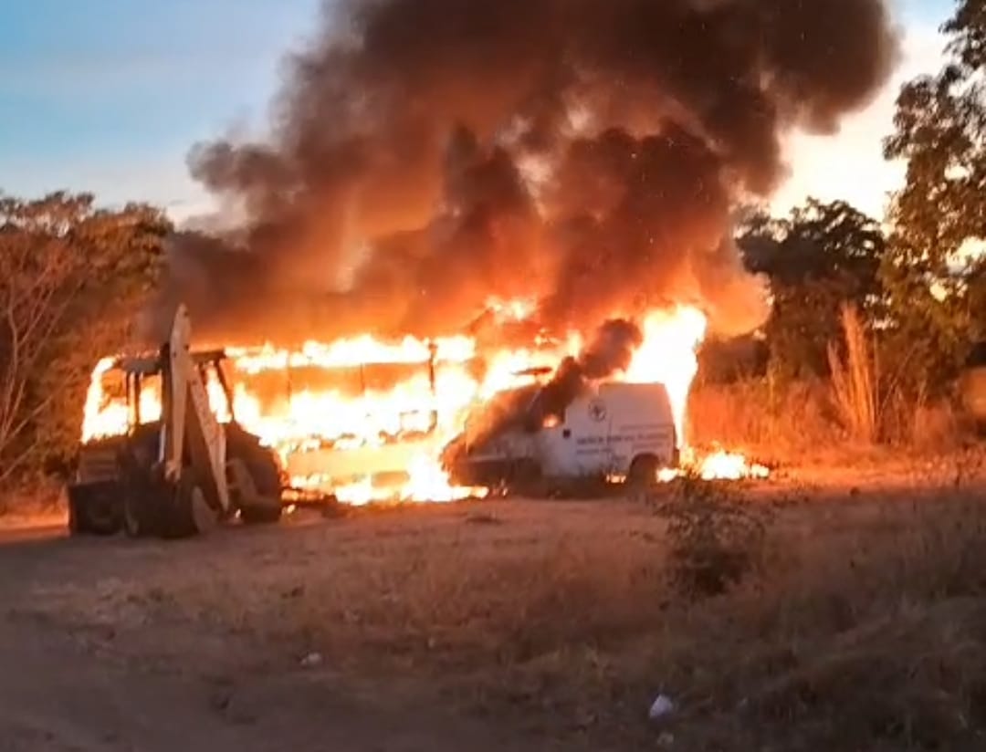 Fogo destrói micro-ônibus da prefeitura de Colônia do Gurgueia