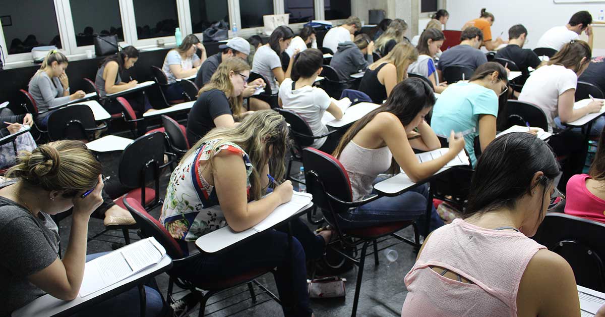 Governo pensa em cobrar cobrar mensalidade em universidades federais
