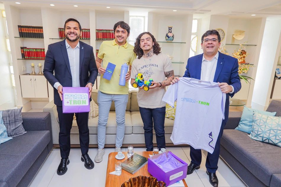 Rafael Fonteles e Whindersson Nunes firmam parceria para aulas de robótica