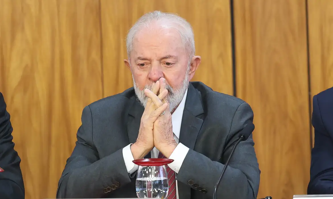 Aprovação do governo Lula desaba para 24%, a pior nos três mandatos