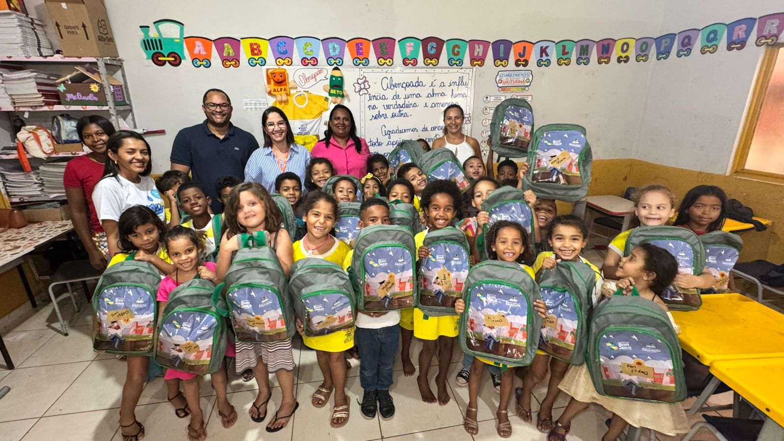 Prefeitura de Bom Jesus entrega 4.500 kits de material escolar para alunos da rede municipal