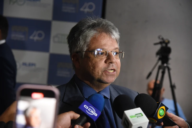 Gustavo Neiva critica criação de novas secretarias e cobra transparência sobre empréstimos no Piauí