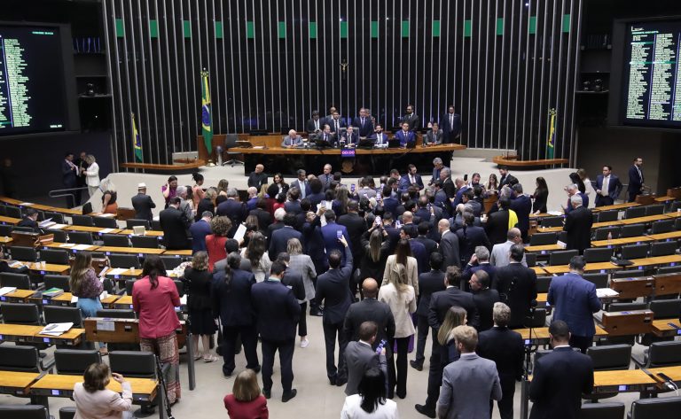 Câmara aprova urgência para projeto sobre anistia