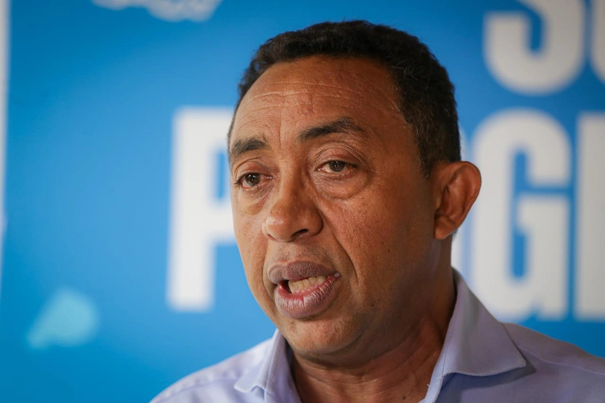 Joel critica propaganda do governo onde dois negros “roubam” celular de homem branco e pede retratação