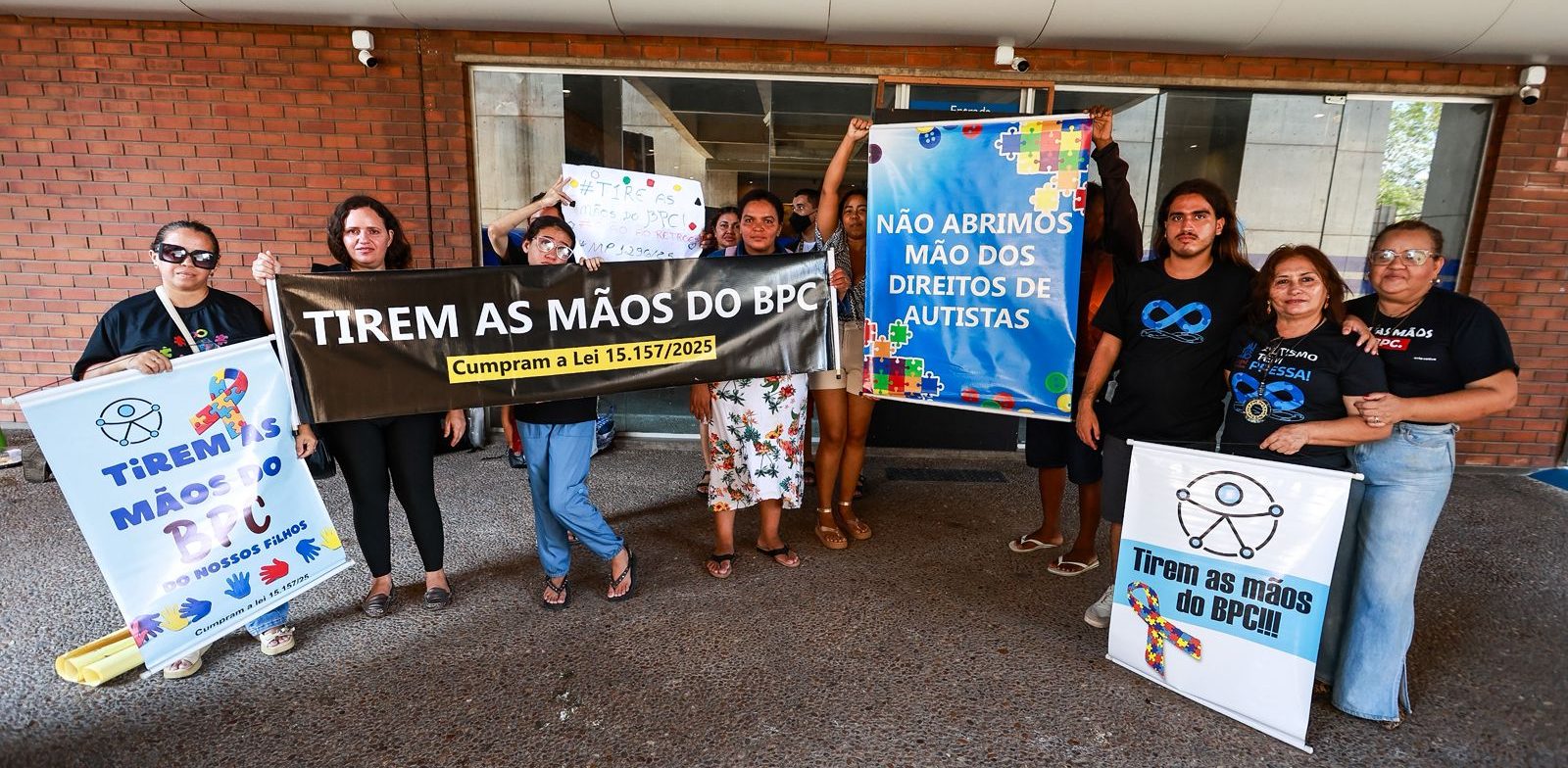 Mães de autistas protestam contra cortes de benefícios do INSS