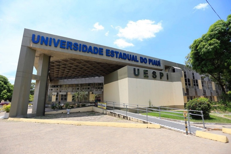 Uespi abre seleção com bolsas de até R$ 1.100 para tutores da UAB no Piauí
