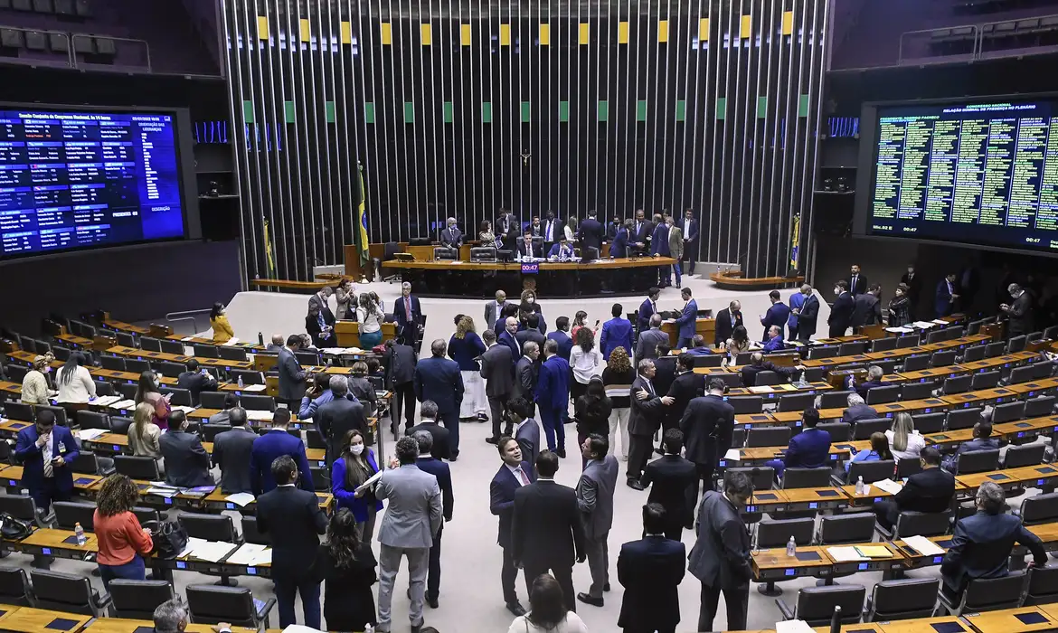 Congresso derruba vetos de Lula a projeto que reduz penas de condenados pelo 8/1