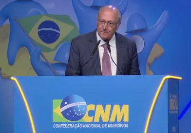 Alckmin é vaidado na abertura da Marcha dos Prefeitos em Brasília