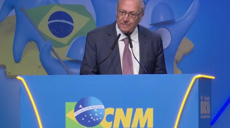 Alckmin é vaidado na abertura da Marcha dos Prefeitos em Brasília