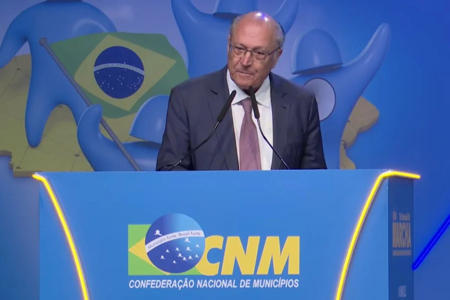 Alckmin é vaidado na abertura da Marcha dos Prefeitos em Brasília