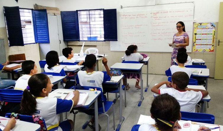 Senado aprova MP que estabelece piso de R$ 5.130 para professores
