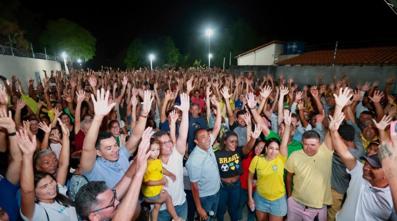 Joel Rodrigues é ovacionado por multidão em sua passagem por Curimatá