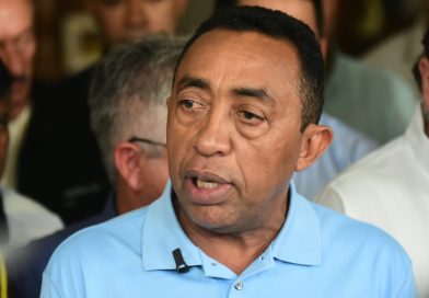 Joel defende descentralização da saúde e cita policlínica de Floriano