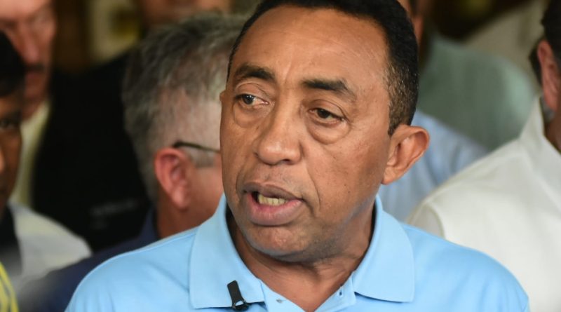 Joel defende descentralização da saúde e cita policlínica de Floriano