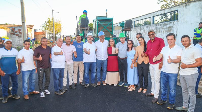 Rafael Fonteles vistoria obras de pavimentação asfáltica em Júlio Borges