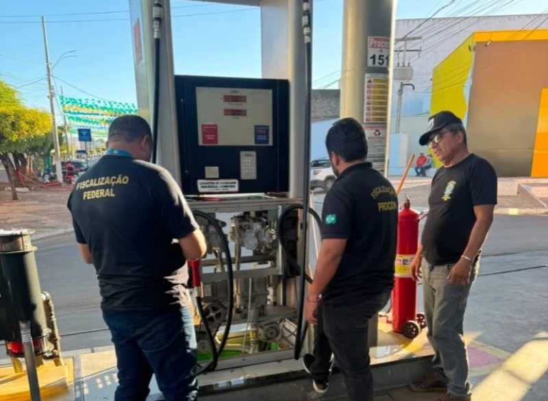 Postos de gasolina são autuados por desviar até meio litro de combustível a cada 20L no Sul do Piauí