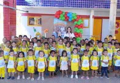Alunos da rede pública de Bom Jesus ganham kit de material escolar