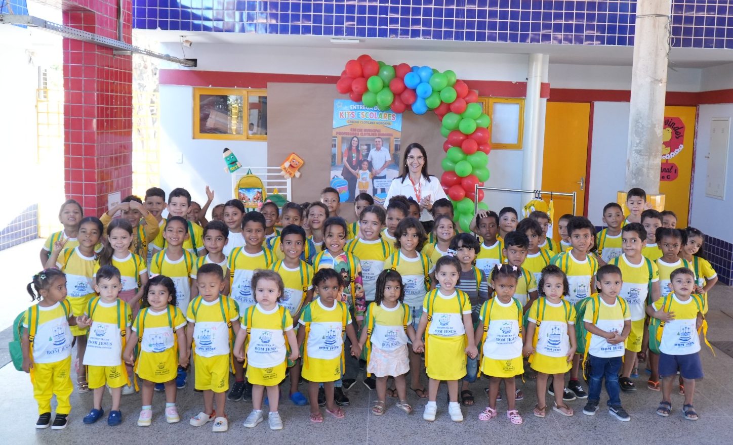 Alunos da rede pública de Bom Jesus ganham kit de material escolar