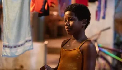 Filme sobre menino negro e nordestino que usa vestido e maquiagem vai representar o Brasil no Oscar