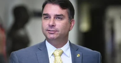Flávio Bolsonaro associa Lula a Alexandre de Moraes em pronunciamento eleitoral