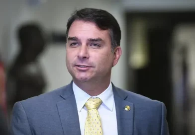 Flávio Bolsonaro associa Lula a Alexandre de Moraes em pronunciamento eleitoral