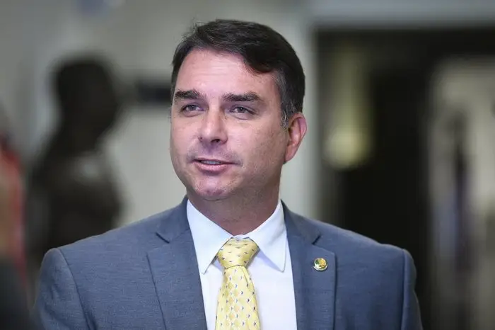 Flávio Bolsonaro associa Lula a Alexandre de Moraes em pronunciamento eleitoral