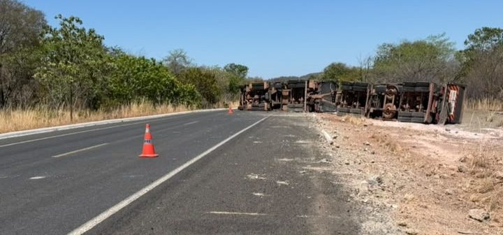Carreta tomba na BR-135 e interdita parcialmente rodovia no Sul do Piauí