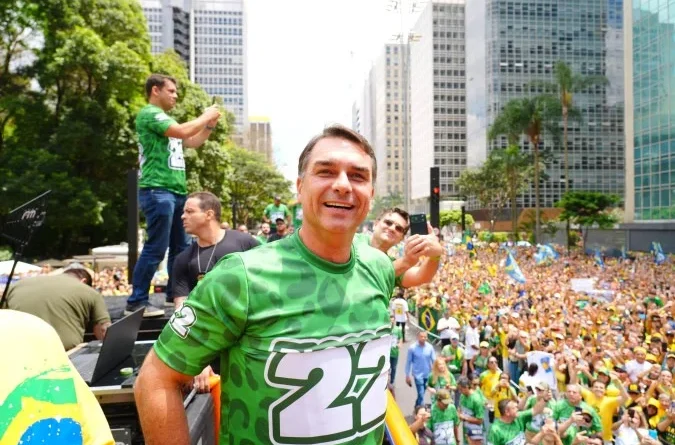 Flávio chega à última semana em vantagem em todas as pesquisas
