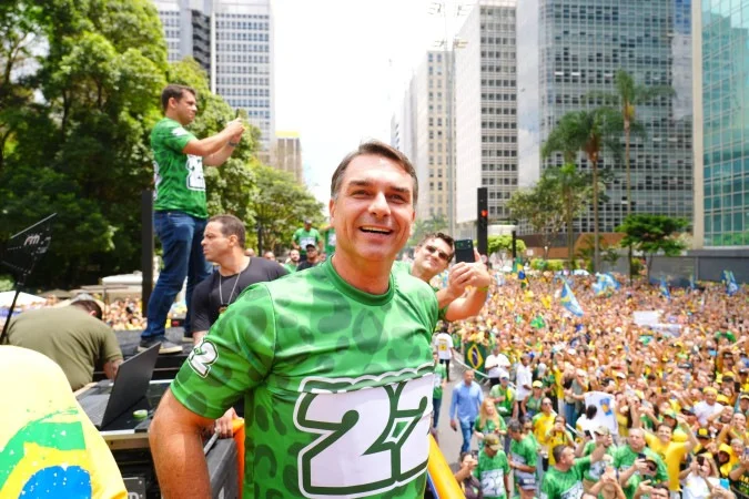 Flávio chega à última semana em vantagem em todas as pesquisas